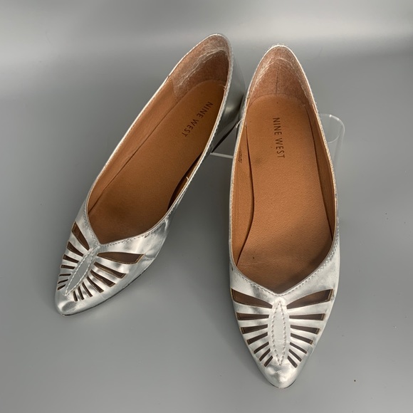 Nine West Silver Laser Cutout Flats Taupazl 1 Size 6 Gently Worn - Picture 2 of 9